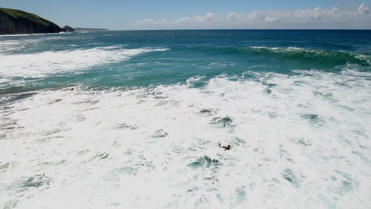 Surf oceanico aereo cinematografico lungo la costa del Sudafrica.