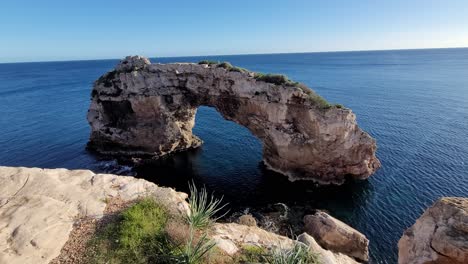 formación rocosa en forma de arco en la costa de mallorca llamada es pontas