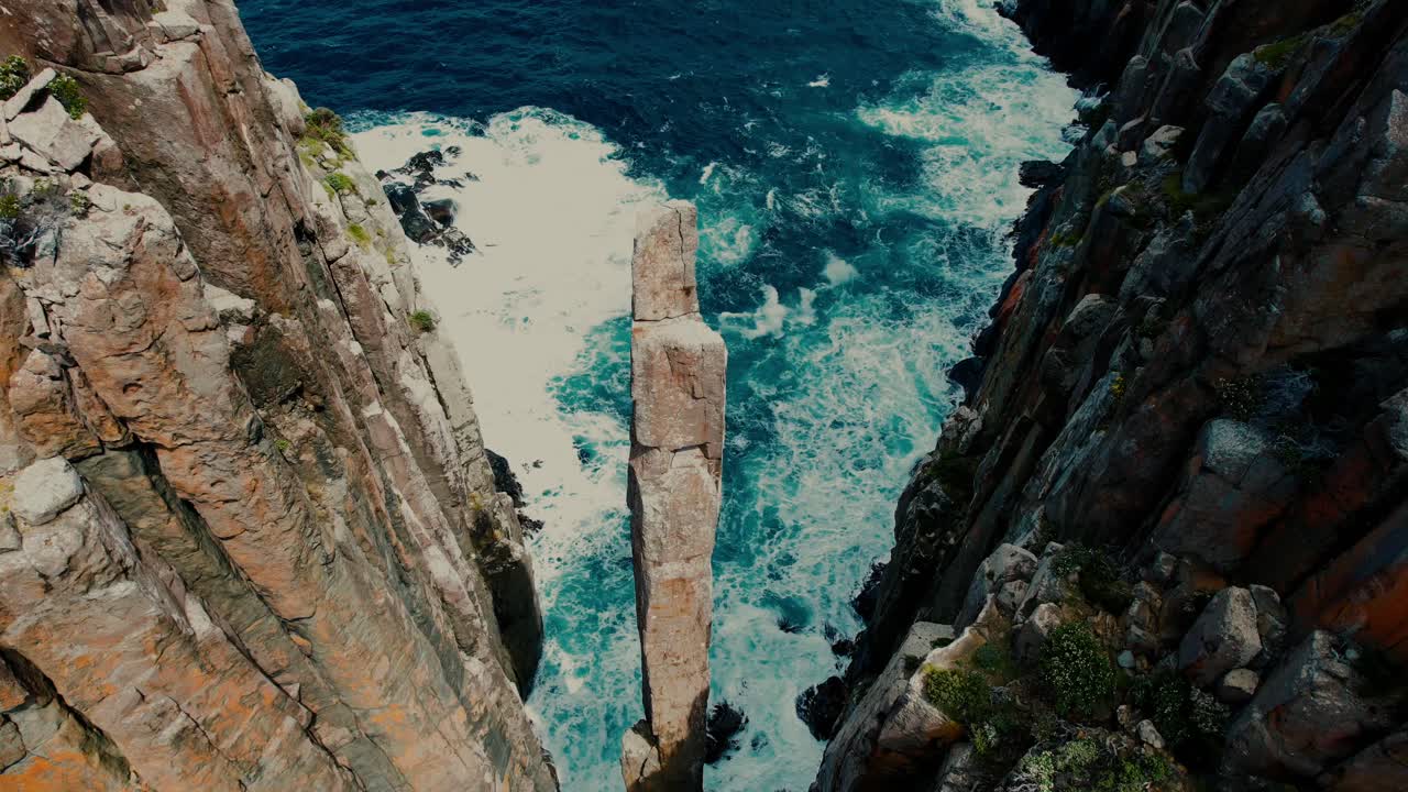 el dron cape hauy vuela sobre un pilar solitario de dolerita en tasmania, australia