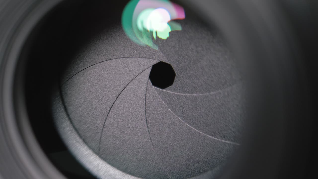 카메라 렌즈 어리 클로즈업: 촬영 중에 어리가 열리고 닫히는 모습