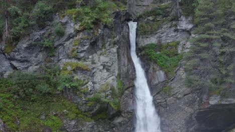 Pequeña-Cascada-De-Montaña-Fluye-En-Medio-De-La-Naturaleza