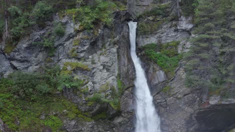 pequeñas cascadas de montaña fluyen en medio de la naturaleza
