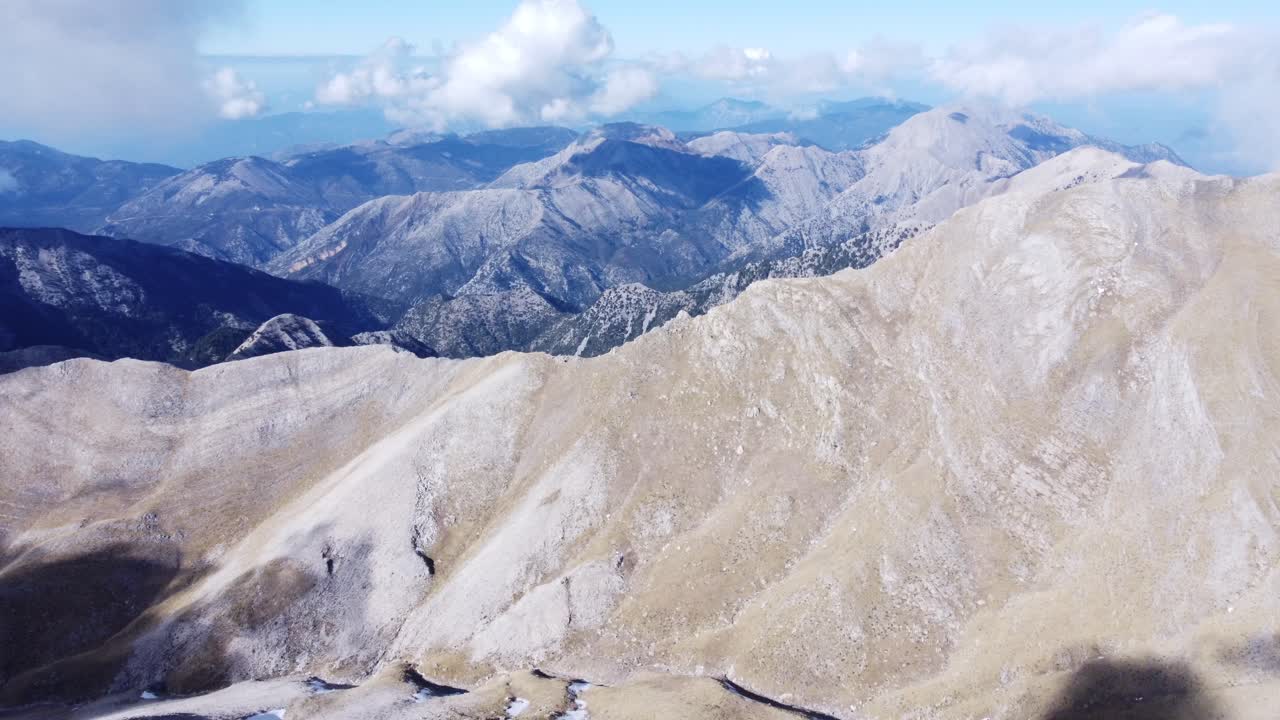 descubriendo la belleza de las montañas de grecia desde arriba | cordillera del monte taygetos en el peloponeso | un viaje visual a través de majestuosas montañas