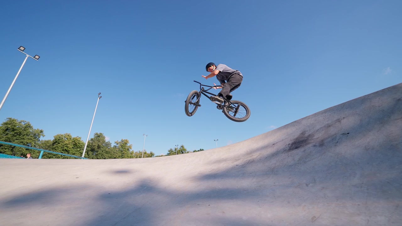 Ciclista BMX esperto che esegue un trick aereo in uno skatepark