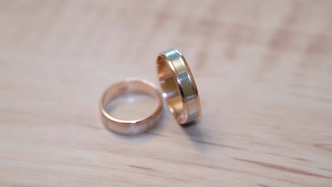 anillos de boda y jugar con la luz en el fondo de madera primer plano
