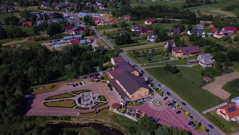 Flug-über-Vorstadtviertel-Mit-Häusern-Und-Riesigem-Hotel-Mit-Parkplatz