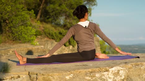 mujer haciendo yoga afuera 03