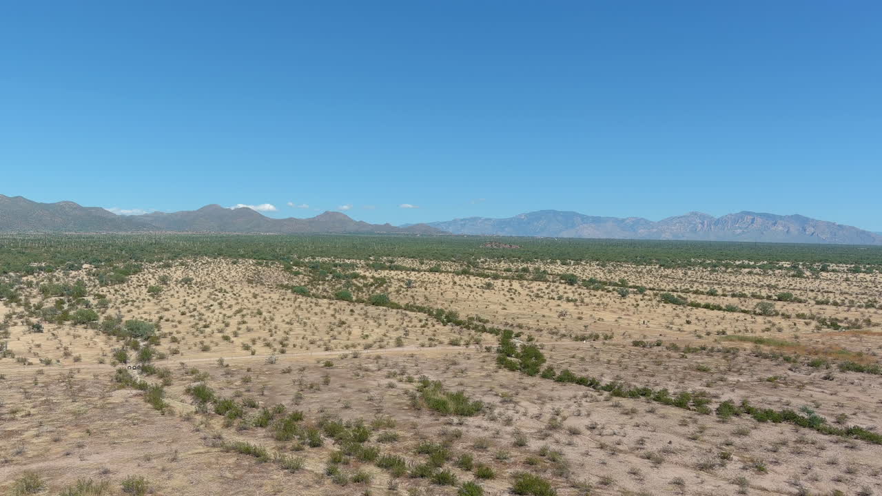toma aérea del desierto sonorense con montañas a lo lejos en arizona, toma de drones en movimiento lento
