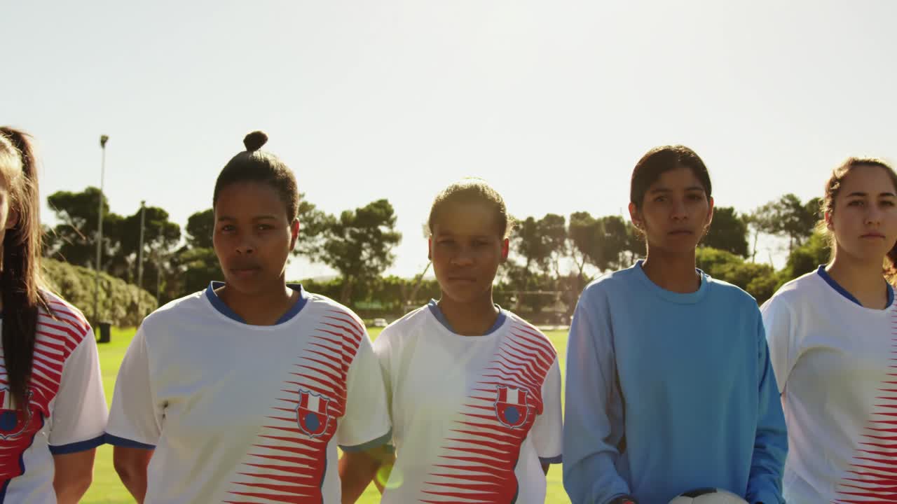 equipo de fútbol femenino de pie uno al lado del otro en el campo de fútbol. 4k