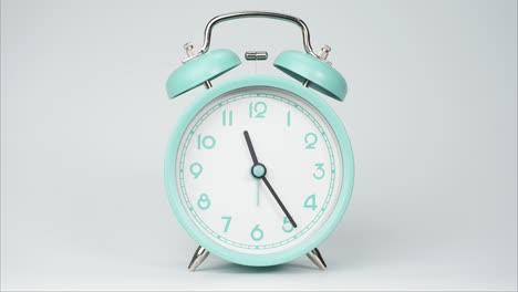 reloj de alarma azul aislado hora de presentación 11: 00 a.m. o p.m.