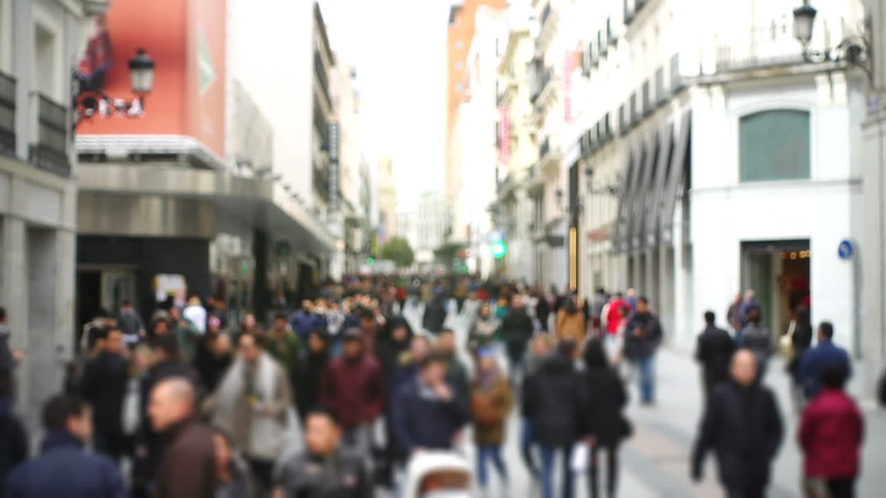 Persone per le strade di Madrid, Spagna. Slow motion. Fuori fuoco. Slow motion.