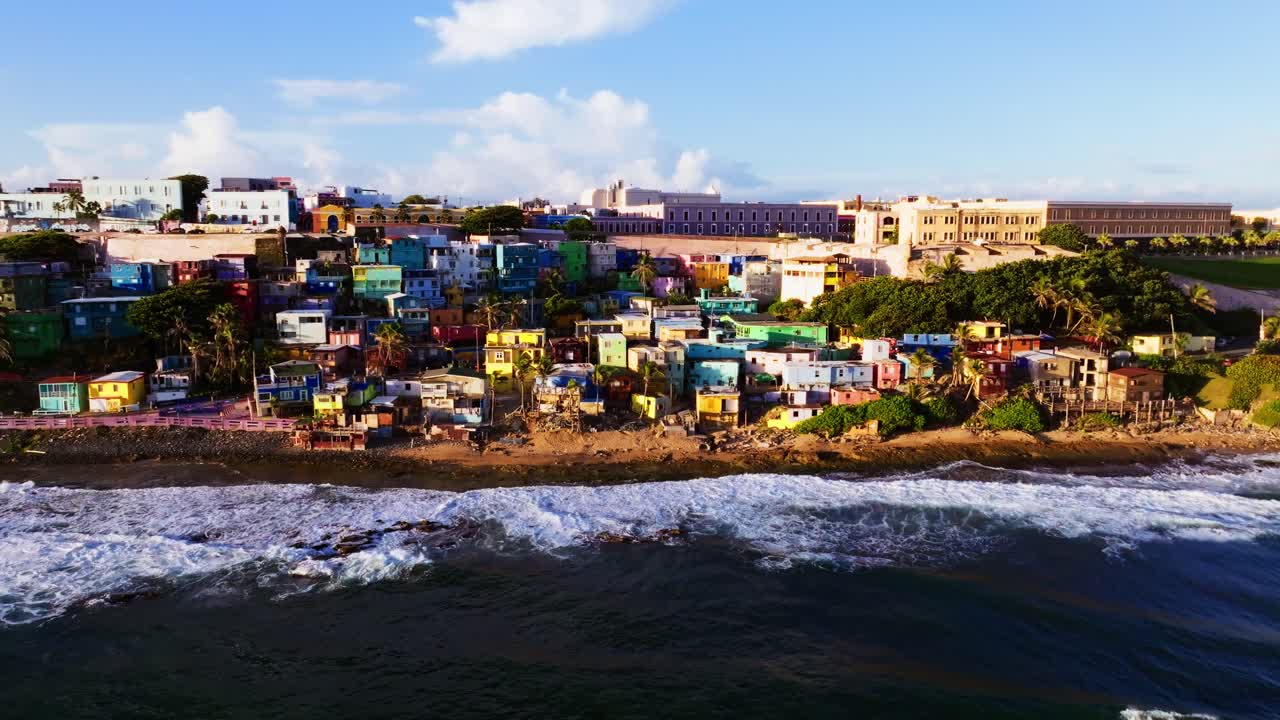 푸에르토리코 의 해변 에 있는 다채로운 집 들 의 공중 촬영