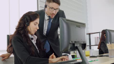 personas de negocios que usan auriculares trabajando en la oficina