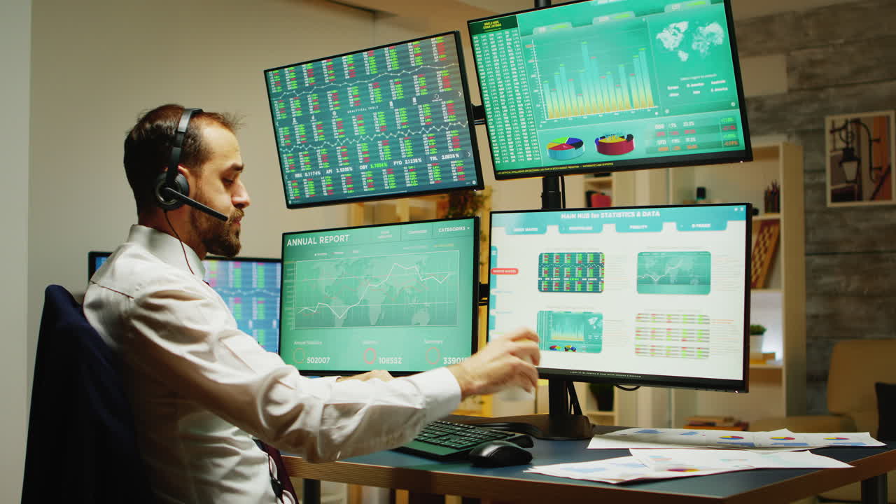 corredor de bolsa sobrecargado de trabajo bebiendo café