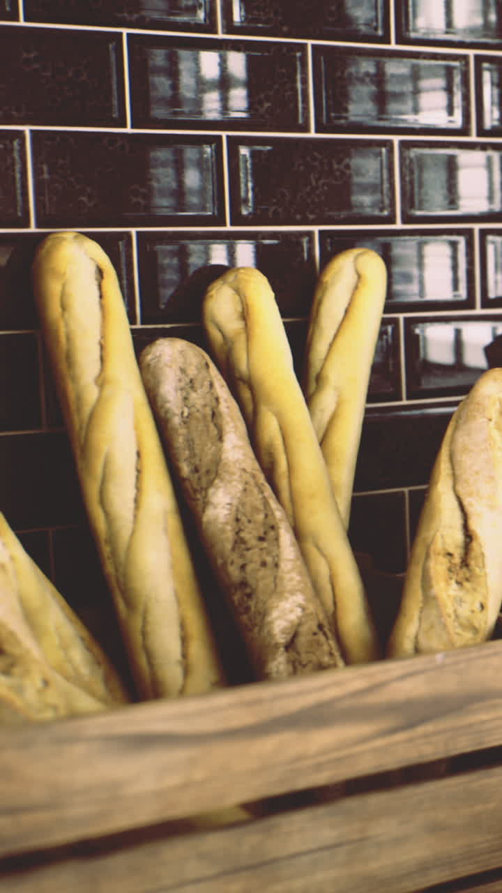 Pane appena sfornato esposto in un cesto di legno in un ambiente da caffetteria