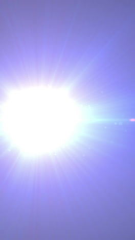 animación del foco con destello de la lente y haces de luz que se mueven sobre un fondo oscuro