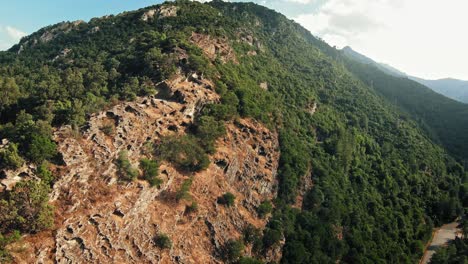 Sobrevuelo-Rápido-De-Un-Dron-De-Un-Acantilado-En-Las-Montañas-De-Córcega