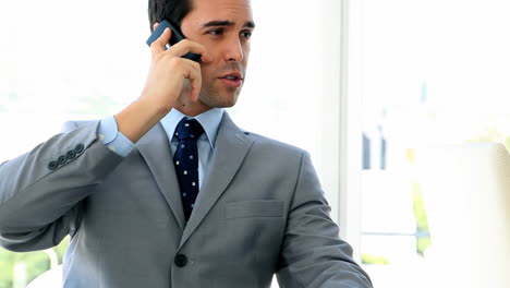 hombre de negocios trabajando en el teléfono