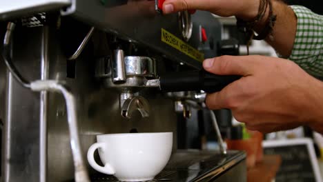 camarero haciendo una taza de café