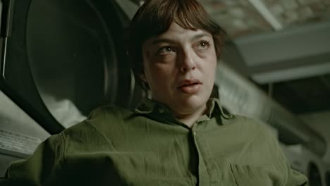 escena dramática, mujer llorando, latina solitaria lavando la ropa en la soledad