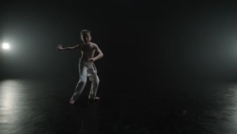 luchadores de capoeira realizando movimientos dinámicos en el escenario. artes marciales, danza y acrobacias en acción. atletas de pecho desnudo mostrando fuerza, flexibilidad y técnica bajo los reflectores