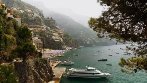 Una-Hermosa-Vista-Del-Pueblo-De-Positano-En-La-Costa-De-Amalfi,-En-Campania,-Italia