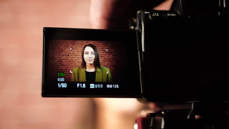 cámara digital durante la grabación de video en el estudio, mujer caucásica en el cuadro