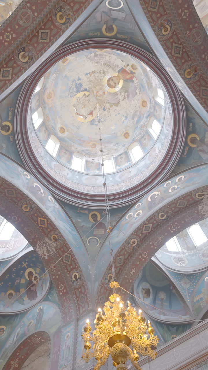 interior de la iglesia ortodoxa con frescos y cúpula