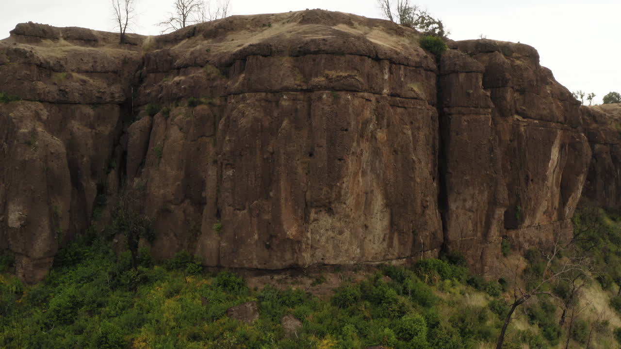 버트 크릭 전망대와 주변 경관을 드러내기 위해 솟아오른