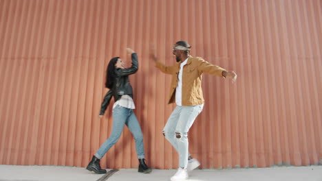 una pareja feliz bailando