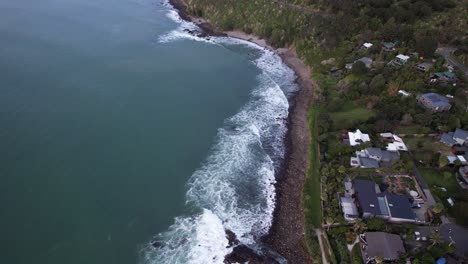 Wellen-An-Der-Felsigen-Küste-Von-Whale-Bay,-Einem-Paradiesischen-Ferienhaus-Am-Strand-In-Raglan,-Neuseeland