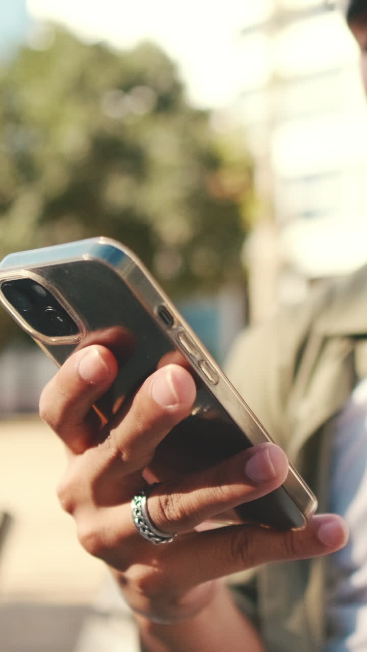 Persona che usa uno smartphone all'aperto