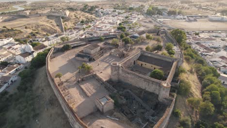 antena por encima de la vista del castillo defensivo de castro marim en la cima de una colina rodeado por el pueblo parroquial