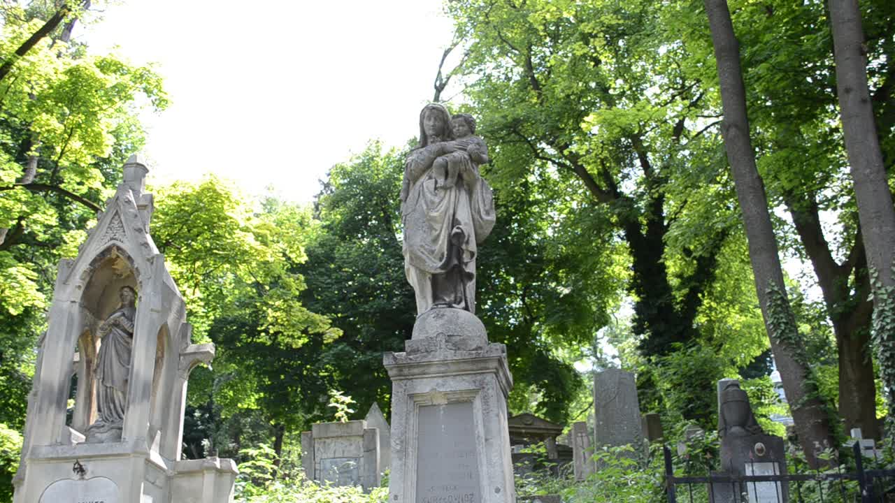 Mulheres com o bebê. Lviv, Ucrânia. Cemitério de Lychakiv, o complexo histórico e memorial (desde 1991) em Lviv, no distrito histórico de Lychakiv, um dos cemitérios mais antigos da Ucrânia