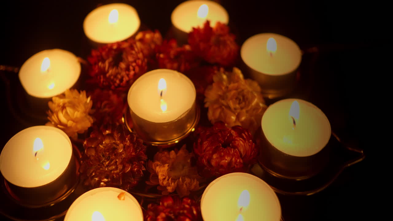 Candele tremolanti e fiori secchi che creano un'atmosfera calda