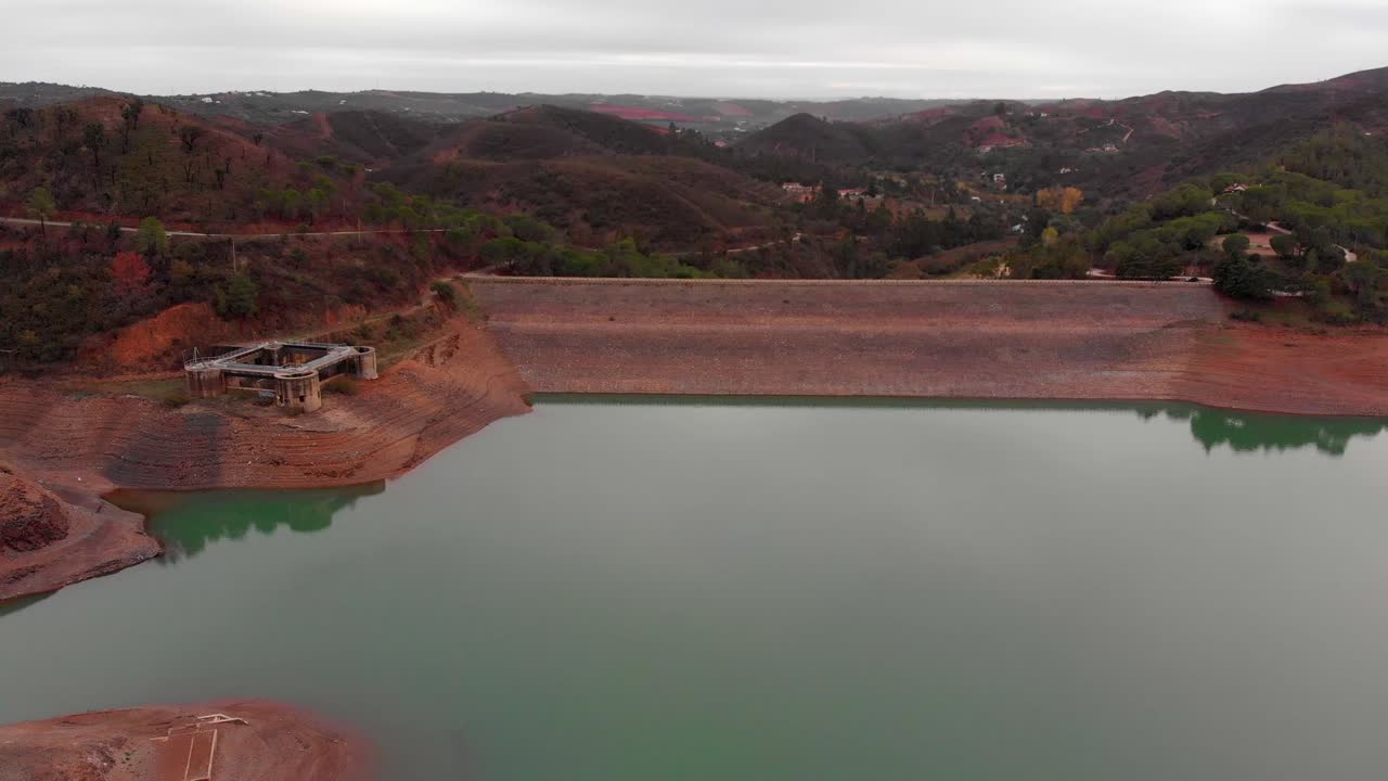 embalse de bajo nivel de agua que sufre de sequía