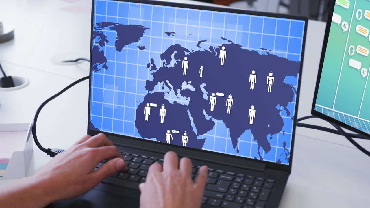 composición de las manos de un hombre biracial usando una computadora portátil con un chat en la pantalla