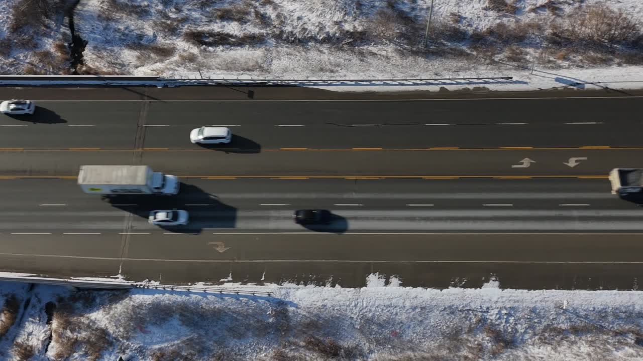 눈 인 풍경으로 둘러싸인 고속도로에서 운전하는 자동차, 스노우플로우 및 트럭.