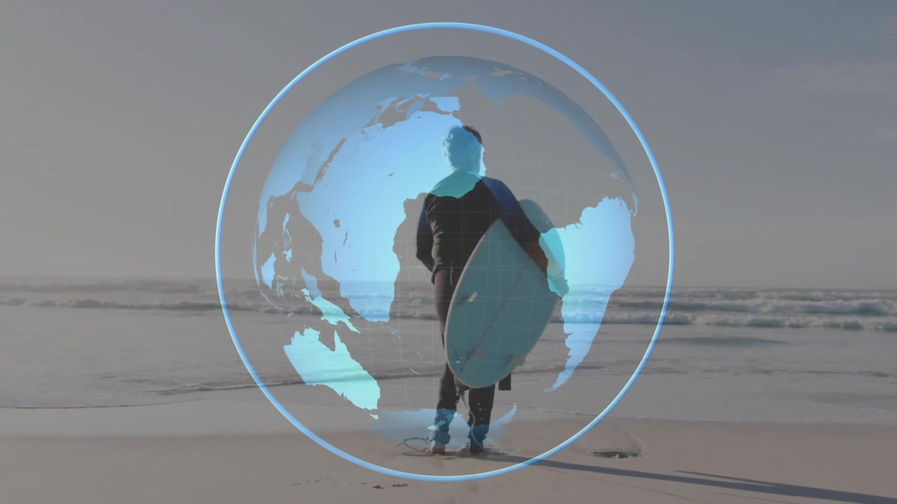Mujer mayor sosteniendo un tablero mientras un globo terráqueo giratorio resalta regiones, caminando por la playa en un contexto de viaje.