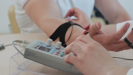 pruebas de nervios del paciente utilizando electromiografía en el centro médico