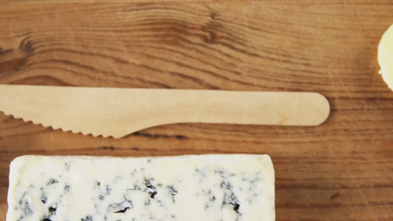 나무판 에 담긴 각종 식품