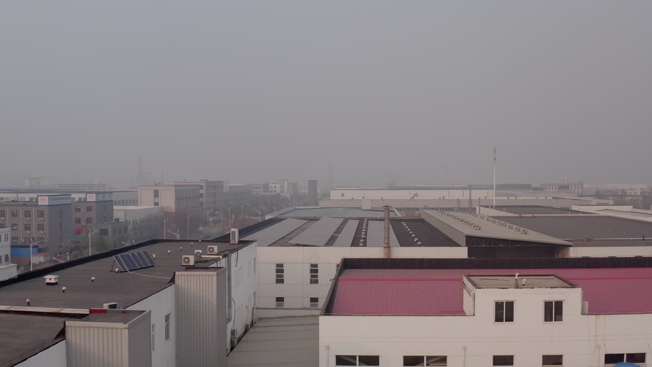 zona industrial llena de fábricas y almacenes en tianjin, china