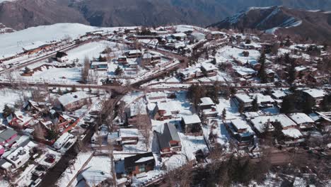 Malerische-Aussicht-Auf-Lodges-über-Dem-Andental-Im-Skigebiet-Farellones-In-Der-Nähe-Von-Santiago,-Chile