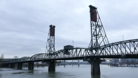 Hawthorne-Bridge-in-Portland-Oregon-USA-America-on-the-Willamette-river-with-people-walking-shot-in-4k-High-Resolution