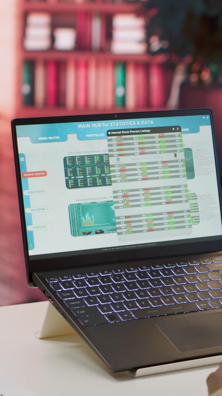 Orang Afrika-Amerika Menganalisis Data Pasar Saham di Laptop