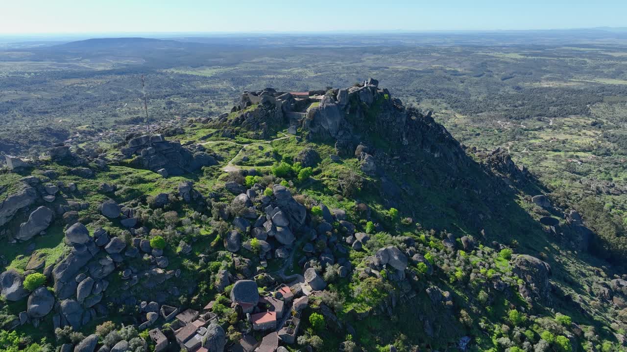 From the castle to village.
Monsanto, "the most Portuguese village," blends homes with granite boulders. Its hilltop castle offers stunning views. Rich in history, rustic charm, and traditions.