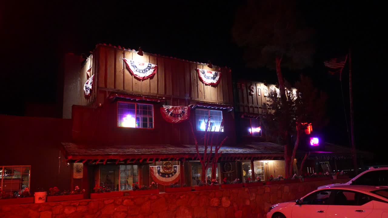 Edificio rustico con addobbi patriottici illuminato di notte