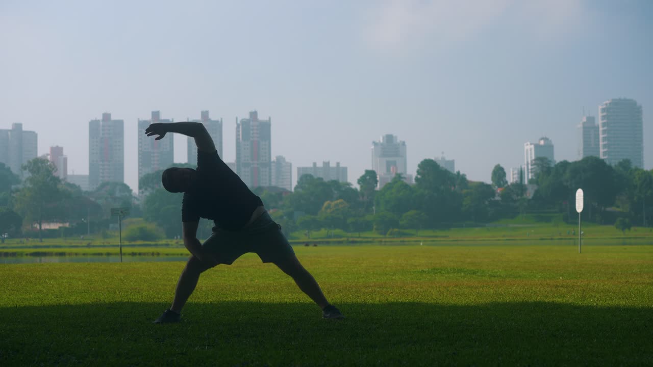 야외에서 운동하기 전에 스트레칭하는 젊은 남자