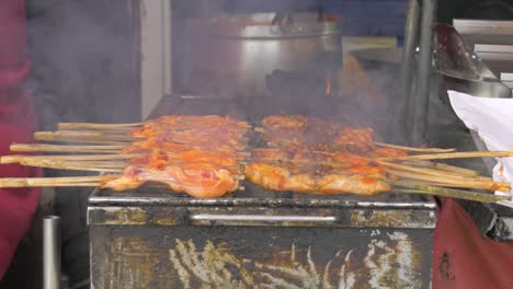 Hähnchen-Auf-Dem-Alten-Grill-Gebraten.-Kambodschanischer-Grill