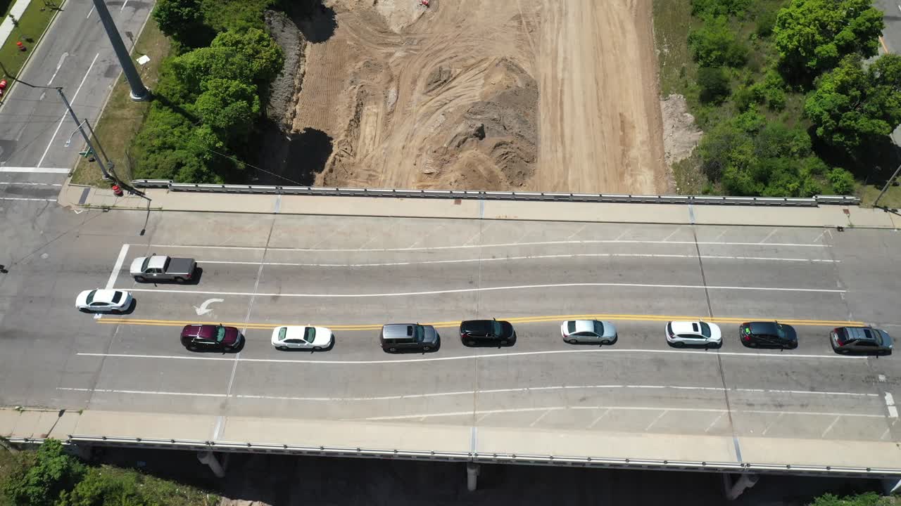 construcción de la autopista 496 en lansing, michigan, con un video de un dron retrocediendo por encima